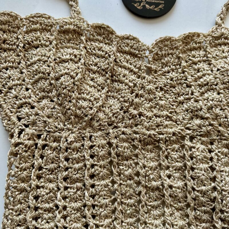 Top conchudo con brillo dorado